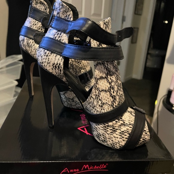 Anne Michelle size 8 Black and snake skin open toe pump - Picture 3 of 5